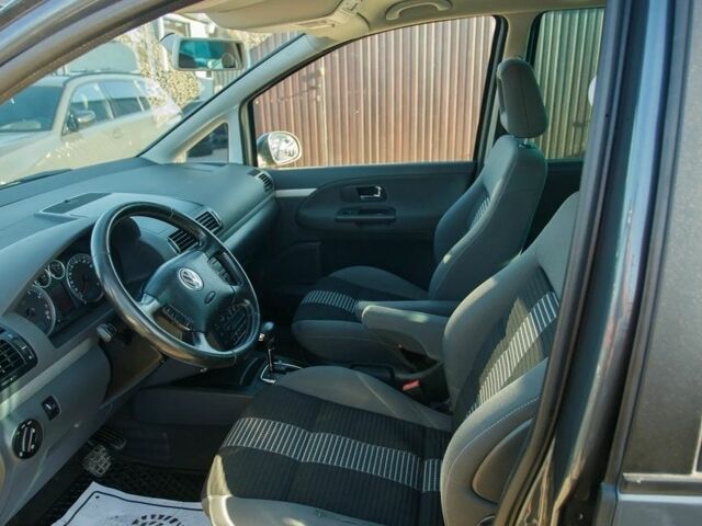 Серый Фольксваген Шаран, объемом двигателя 2 л и пробегом 176 тыс. км за 2000 $, фото 6 на Automoto.ua