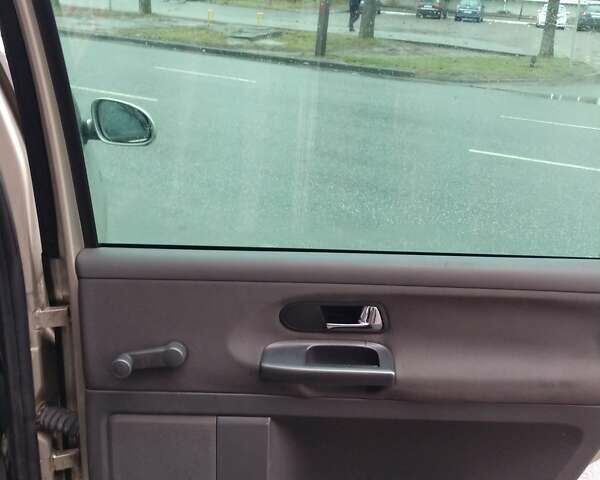 Серый Фольксваген Шаран, объемом двигателя 2 л и пробегом 450 тыс. км за 8700 $, фото 19 на Automoto.ua