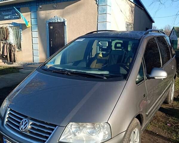 Серый Фольксваген Шаран, объемом двигателя 2 л и пробегом 360 тыс. км за 7800 $, фото 1 на Automoto.ua