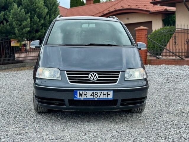 Серый Фольксваген Шаран, объемом двигателя 2 л и пробегом 176 тыс. км за 2000 $, фото 2 на Automoto.ua