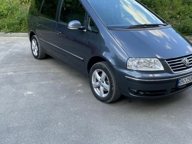 Серый Фольксваген Шаран, объемом двигателя 1.9 л и пробегом 264 тыс. км за 7800 $, фото 4 на Automoto.ua