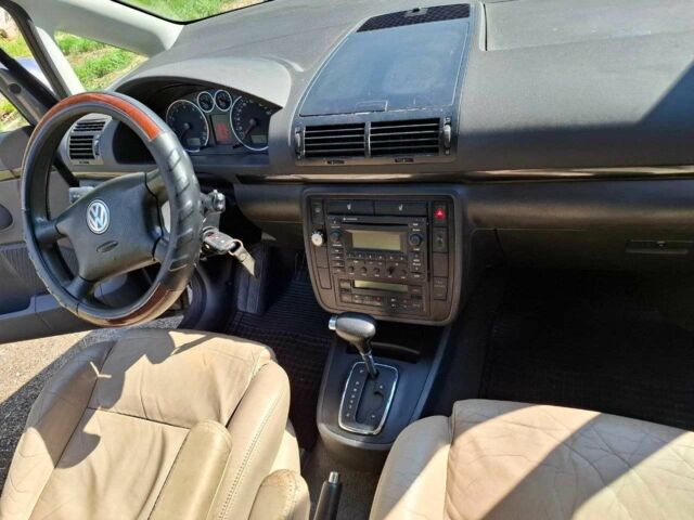 Серый Фольксваген Шаран, объемом двигателя 1.8 л и пробегом 250 тыс. км за 5400 $, фото 2 на Automoto.ua