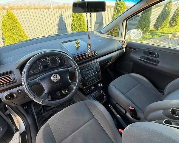 Серый Фольксваген Шаран, объемом двигателя 2 л и пробегом 318 тыс. км за 7500 $, фото 10 на Automoto.ua