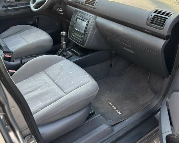 Серый Фольксваген Шаран, объемом двигателя 1.9 л и пробегом 313 тыс. км за 8300 $, фото 2 на Automoto.ua