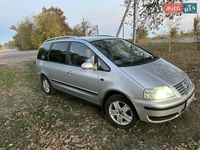 Серый Фольксваген Шаран, объемом двигателя 1.8 л и пробегом 263 тыс. км за 6350 $, фото 1 на Automoto.ua