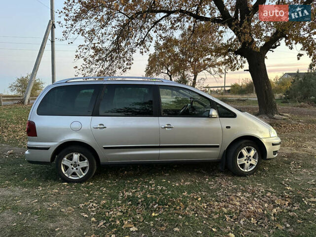 Серый Фольксваген Шаран, объемом двигателя 1.8 л и пробегом 263 тыс. км за 6350 $, фото 2 на Automoto.ua