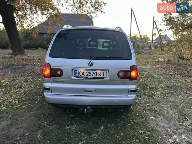 Серый Фольксваген Шаран, объемом двигателя 1.8 л и пробегом 263 тыс. км за 6350 $, фото 4 на Automoto.ua