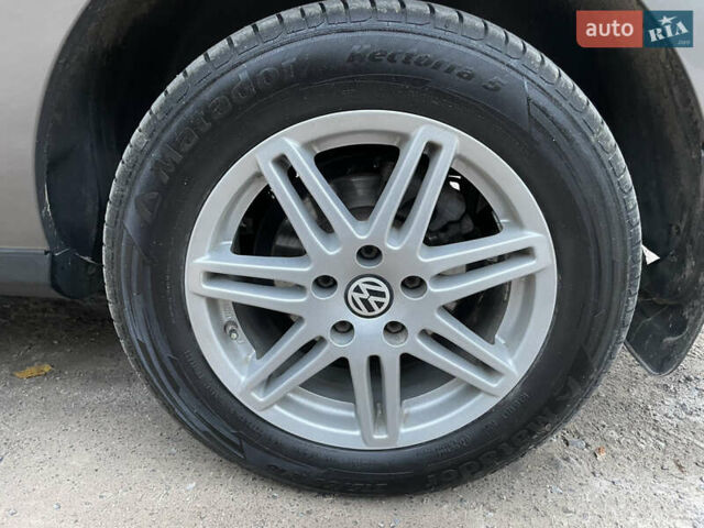 Серый Фольксваген Шаран, объемом двигателя 2 л и пробегом 272 тыс. км за 8600 $, фото 19 на Automoto.ua