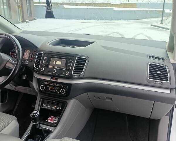 Серый Фольксваген Шаран, объемом двигателя 1.97 л и пробегом 330 тыс. км за 9900 $, фото 17 на Automoto.ua