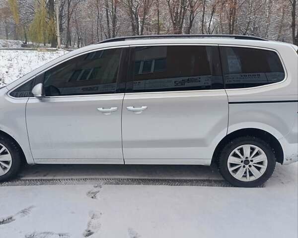 Серый Фольксваген Шаран, объемом двигателя 1.97 л и пробегом 330 тыс. км за 9900 $, фото 2 на Automoto.ua