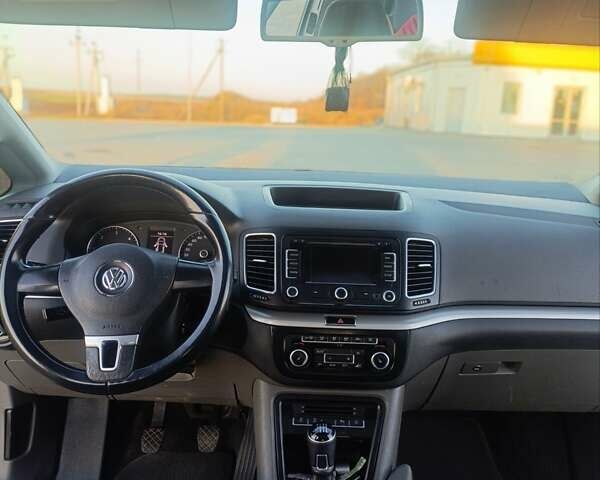 Серый Фольксваген Шаран, объемом двигателя 1.97 л и пробегом 330 тыс. км за 10500 $, фото 24 на Automoto.ua