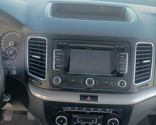 Серый Фольксваген Шаран, объемом двигателя 1.97 л и пробегом 330 тыс. км за 10500 $, фото 25 на Automoto.ua