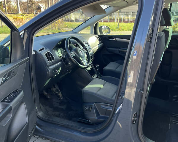 Серый Фольксваген Шаран, объемом двигателя 1.97 л и пробегом 376 тыс. км за 11800 $, фото 3 на Automoto.ua