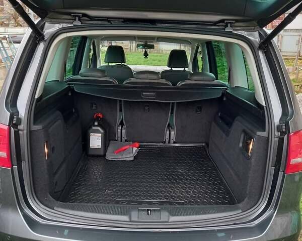 Сірий Фольксваген Шаран, об'ємом двигуна 2 л та пробігом 215 тис. км за 15750 $, фото 3 на Automoto.ua