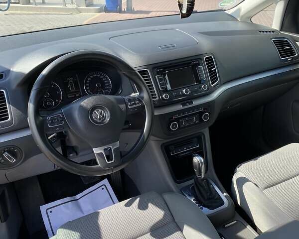 Серый Фольксваген Шаран, объемом двигателя 2 л и пробегом 288 тыс. км за 13250 $, фото 7 на Automoto.ua