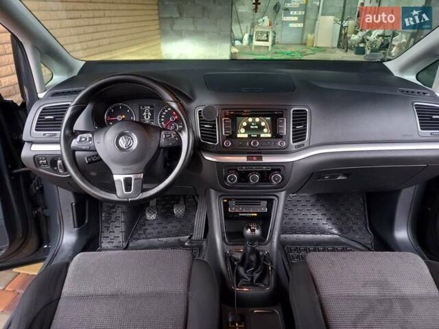 Сірий Фольксваген Шаран, об'ємом двигуна 2 л та пробігом 325 тис. км за 10700 $, фото 5 на Automoto.ua