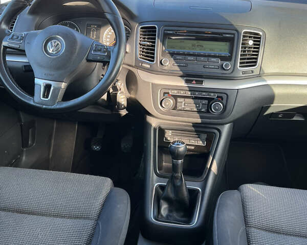 Серый Фольксваген Шаран, объемом двигателя 1.97 л и пробегом 376 тыс. км за 11800 $, фото 5 на Automoto.ua