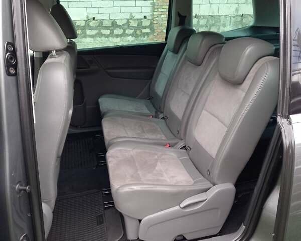 Сірий Фольксваген Шаран, об'ємом двигуна 2 л та пробігом 215 тис. км за 15750 $, фото 4 на Automoto.ua