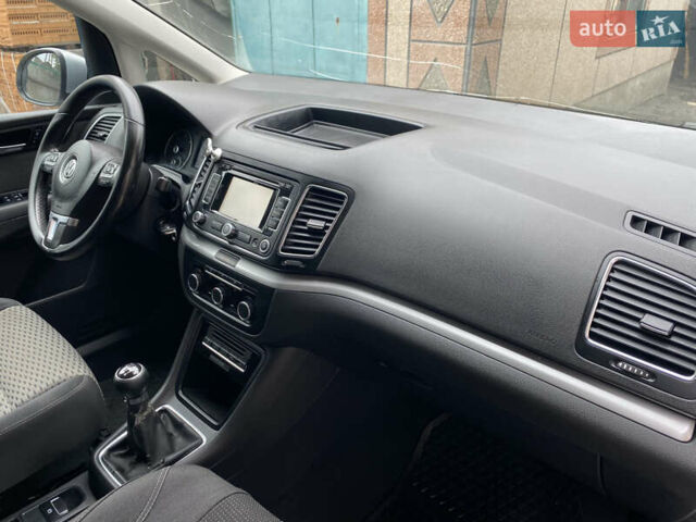 Серый Фольксваген Шаран, объемом двигателя 2 л и пробегом 291 тыс. км за 10400 $, фото 14 на Automoto.ua