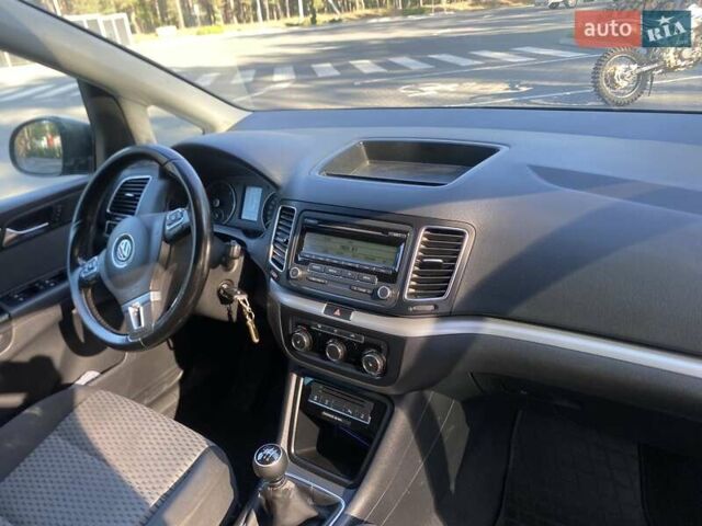 Серый Фольксваген Шаран, объемом двигателя 2 л и пробегом 309 тыс. км за 10800 $, фото 14 на Automoto.ua