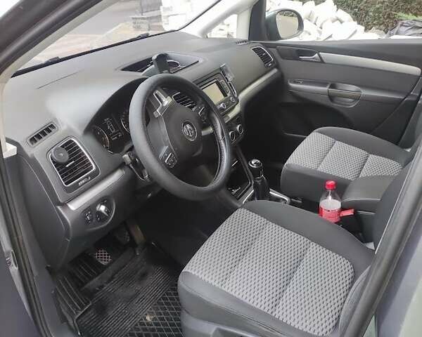 Серый Фольксваген Шаран, объемом двигателя 1.39 л и пробегом 220 тыс. км за 10200 $, фото 2 на Automoto.ua