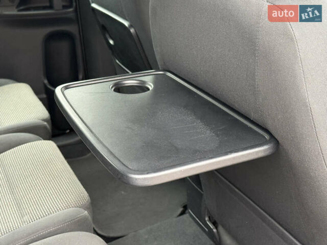 Серый Фольксваген Шаран, объемом двигателя 2 л и пробегом 295 тыс. км за 11850 $, фото 40 на Automoto.ua