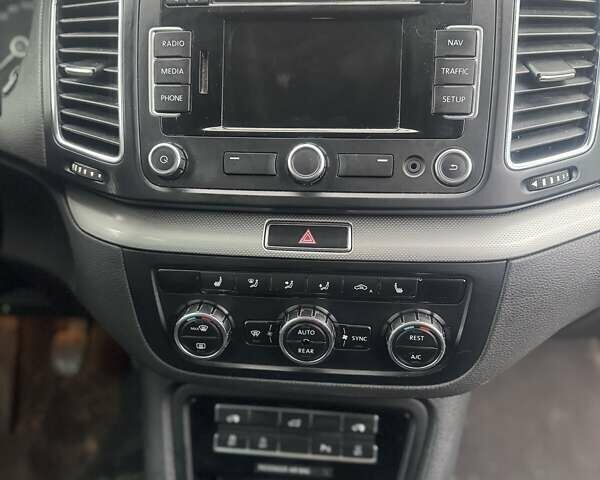 Сірий Фольксваген Шаран, об'ємом двигуна 1.97 л та пробігом 326 тис. км за 10800 $, фото 4 на Automoto.ua