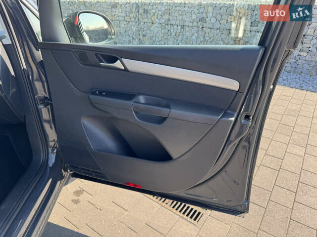 Серый Фольксваген Шаран, объемом двигателя 2 л и пробегом 285 тыс. км за 14300 $, фото 34 на Automoto.ua