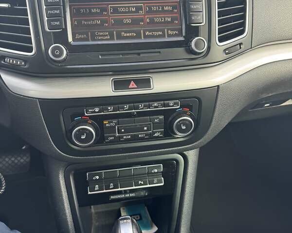 Фольксваген Шаран 2013 в Черновцах на Automoto.ua Серый Фольксваген Шаран, объемом двигателя 2 л и пробегом 238 тыс. км за 17000 $, фото 11 на Automoto.ua