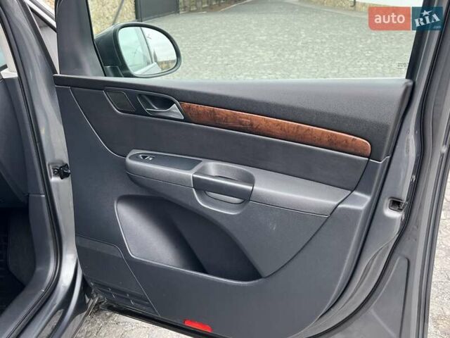 Серый Фольксваген Шаран, объемом двигателя 2 л и пробегом 267 тыс. км за 15950 $, фото 70 на Automoto.ua