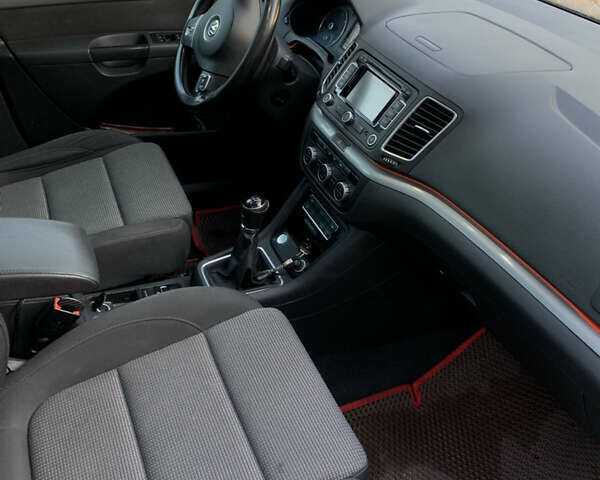 Серый Фольксваген Шаран, объемом двигателя 2 л и пробегом 278 тыс. км за 13500 $, фото 9 на Automoto.ua