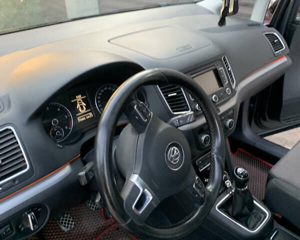 Серый Фольксваген Шаран, объемом двигателя 2 л и пробегом 278 тыс. км за 13500 $, фото 7 на Automoto.ua