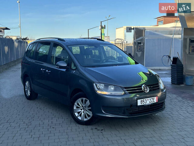 Серый Фольксваген Шаран, объемом двигателя 2 л и пробегом 247 тыс. км за 13999 $, фото 2 на Automoto.ua