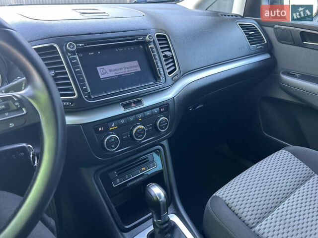 Серый Фольксваген Шаран, объемом двигателя 2 л и пробегом 247 тыс. км за 13999 $, фото 13 на Automoto.ua