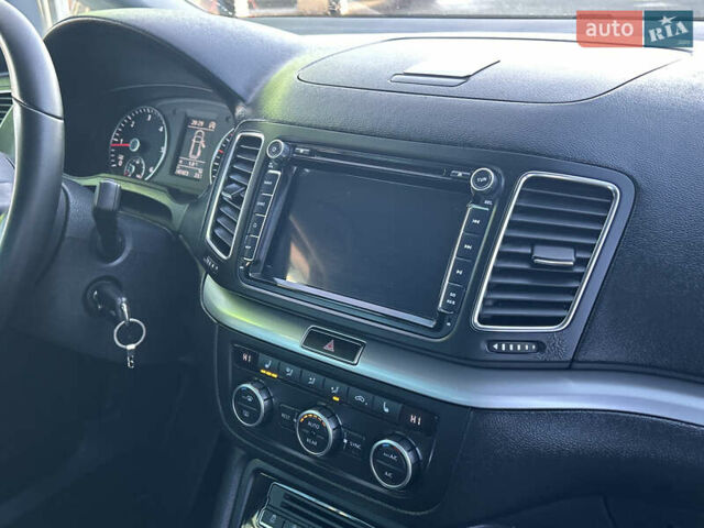 Серый Фольксваген Шаран, объемом двигателя 2 л и пробегом 247 тыс. км за 13999 $, фото 29 на Automoto.ua