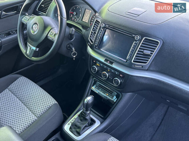 Серый Фольксваген Шаран, объемом двигателя 2 л и пробегом 247 тыс. км за 13999 $, фото 28 на Automoto.ua