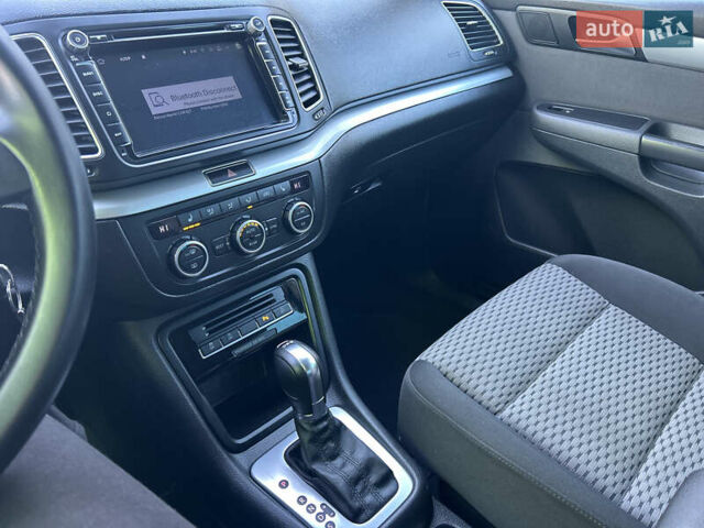 Серый Фольксваген Шаран, объемом двигателя 2 л и пробегом 247 тыс. км за 13999 $, фото 12 на Automoto.ua