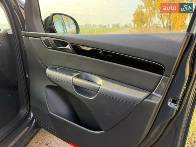 Серый Фольксваген Шаран, объемом двигателя 2 л и пробегом 225 тыс. км за 23800 $, фото 46 на Automoto.ua