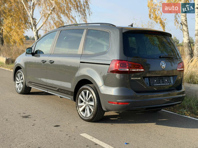 Серый Фольксваген Шаран, объемом двигателя 2 л и пробегом 225 тыс. км за 23800 $, фото 1 на Automoto.ua