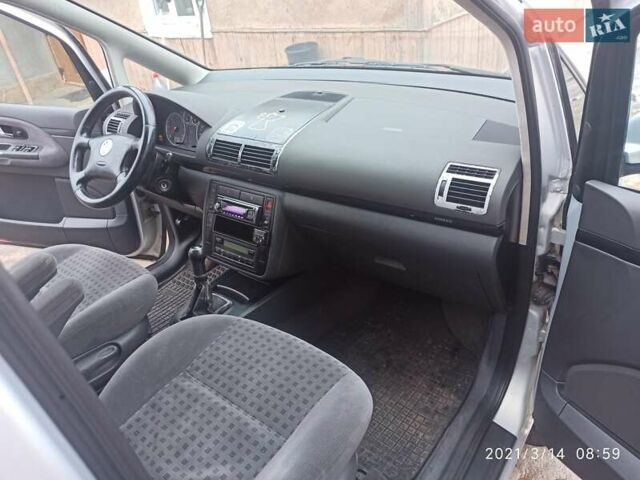 Серый Фольксваген Шаран, объемом двигателя 1.9 л и пробегом 360 тыс. км за 4500 $, фото 11 на Automoto.ua