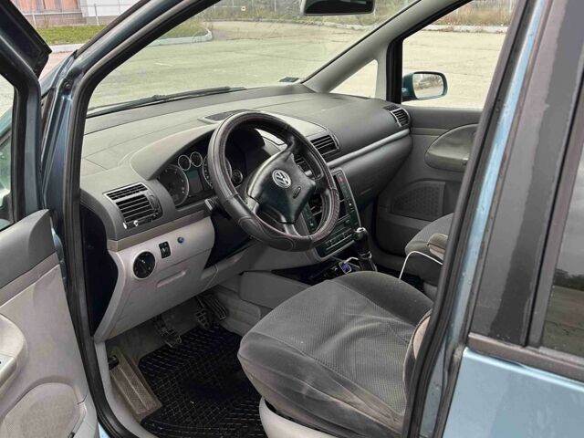 Серый Фольксваген Шаран, объемом двигателя 1.9 л и пробегом 300 тыс. км за 2800 $, фото 3 на Automoto.ua