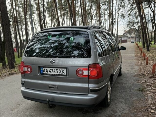 Серый Фольксваген Шаран, объемом двигателя 1.9 л и пробегом 300 тыс. км за 4450 $, фото 2 на Automoto.ua