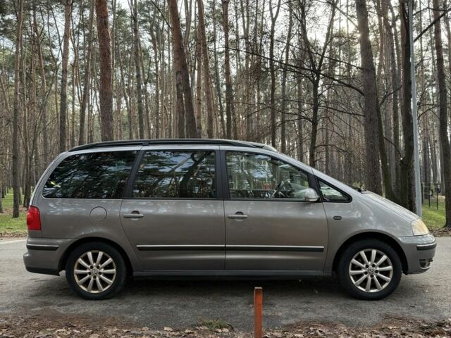 Серый Фольксваген Шаран, объемом двигателя 1.9 л и пробегом 300 тыс. км за 4450 $, фото 1 на Automoto.ua