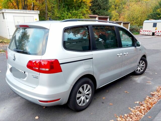 Серый Фольксваген Шаран, объемом двигателя 2 л и пробегом 205 тыс. км за 8118 $, фото 2 на Automoto.ua