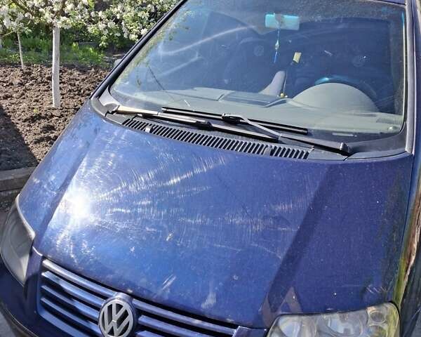 Синий Фольксваген Шаран, объемом двигателя 1.97 л и пробегом 281 тыс. км за 2600 $, фото 1 на Automoto.ua