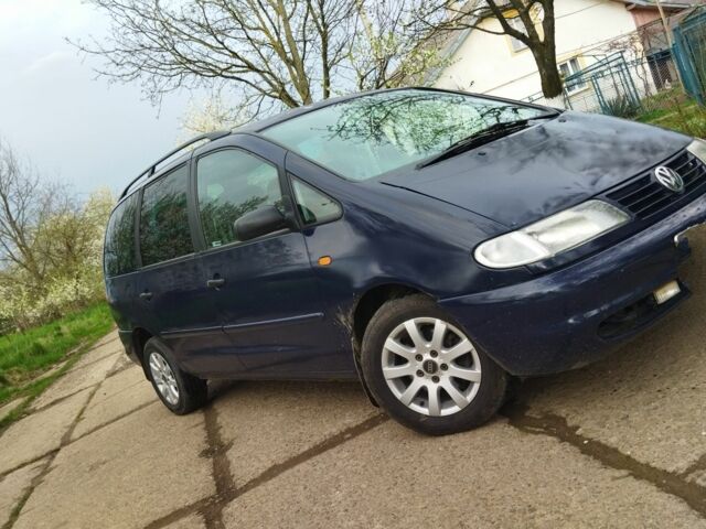 Синий Фольксваген Шаран, объемом двигателя 2 л и пробегом 420 тыс. км за 2850 $, фото 1 на Automoto.ua