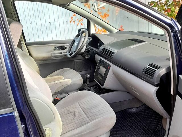 Синий Фольксваген Шаран, объемом двигателя 1.8 л и пробегом 311 тыс. км за 4500 $, фото 3 на Automoto.ua