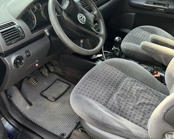 Синий Фольксваген Шаран, объемом двигателя 1.9 л и пробегом 388 тыс. км за 6700 $, фото 4 на Automoto.ua