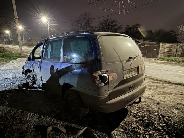 Синий Фольксваген Шаран, объемом двигателя 2 л и пробегом 250 тыс. км за 1599 $, фото 4 на Automoto.ua