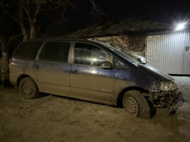 Синий Фольксваген Шаран, объемом двигателя 2 л и пробегом 250 тыс. км за 1599 $, фото 2 на Automoto.ua